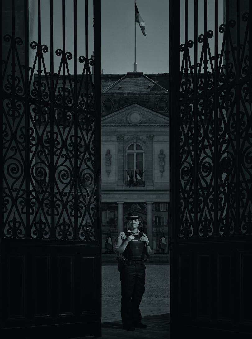 La gendarme Florine Bitterwolf  devant l'Élysée.